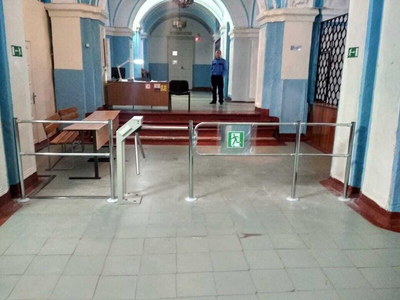 Турникет-трипод с ограждениями в вестибюле здания