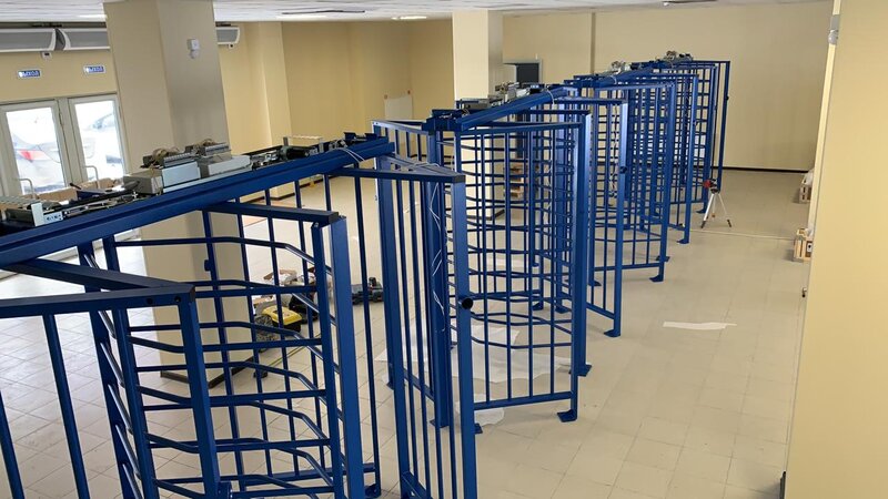 Полноростовые турникеты и ограждения в зале контрольно-пропускного пункта