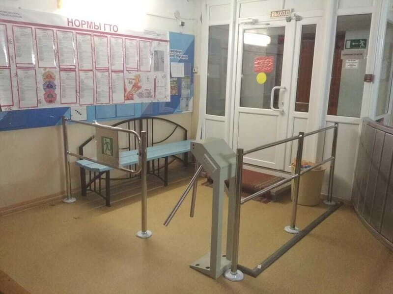 Турникет-трипод с ограждениями на входе в школу