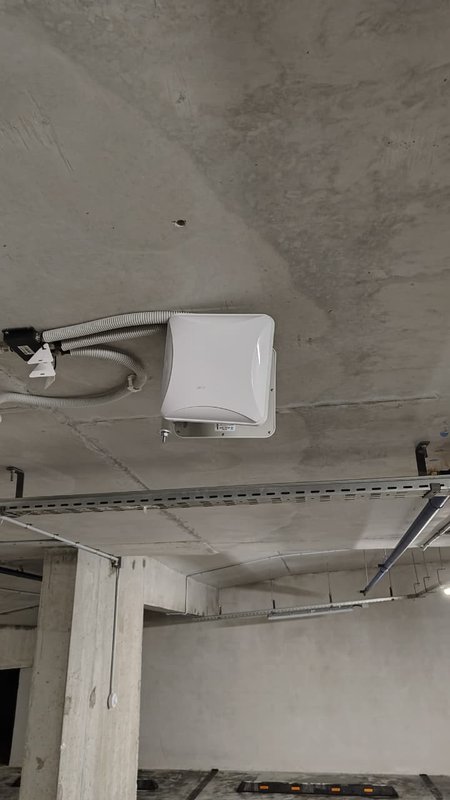 Панельная внутренняя антенна системы усиления связи на колонне подземного паркинга