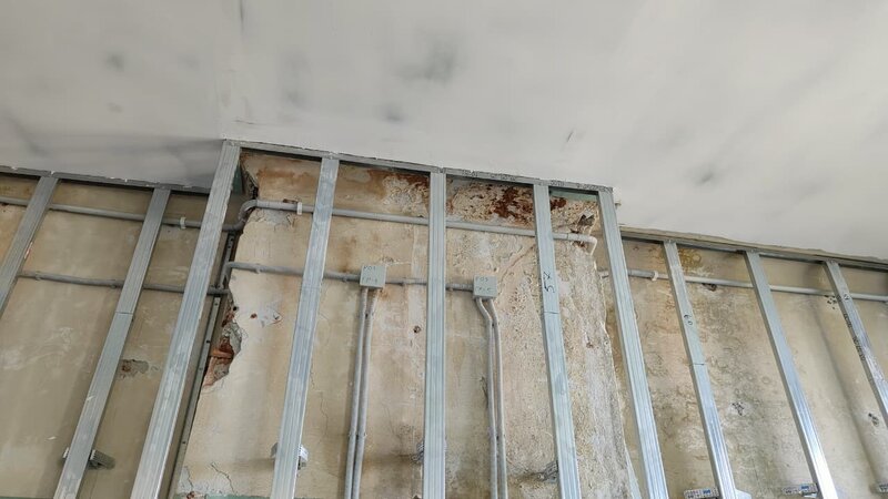 Металлический каркас подвесного потолка до зашивки, с проложенными трассами