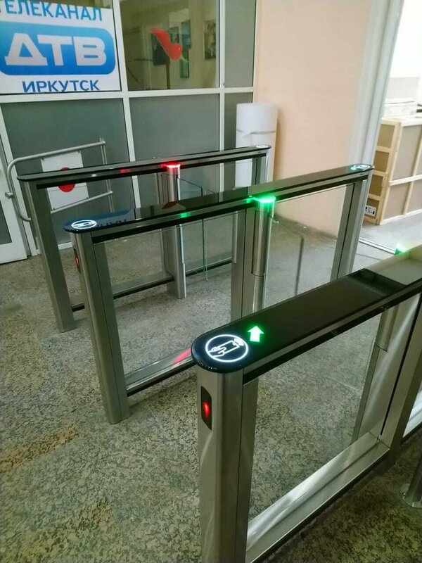 Скоростные проходы со стеклянными створками на входе в учебный корпус