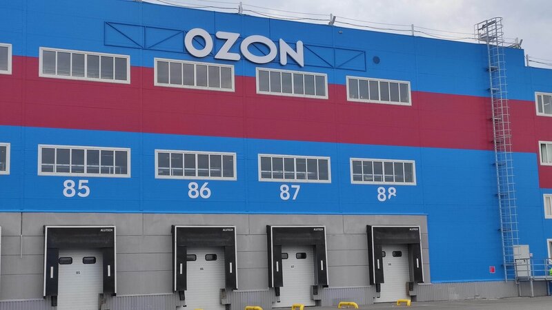 Здание логистического центра OZON с воротами разгрузки