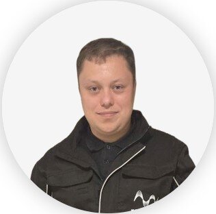 Илья Астраханцев, руководитель компании, в фирменной куртке «Канал связи»