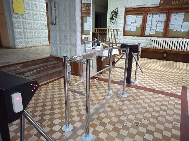 Турникеты-триподы со считывателями в холле учебного заведения